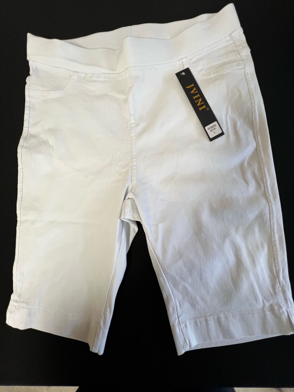 JVINI WOMEN’S BERMUDA STRETCH SHORTS WHITE. SIZE LARGE W/HEMLINE SLITS